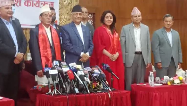 पूर्वमन्त्री प्रेमबहादुर सिंह एमालेमा प्रवेश, ओलीले गरे स्वागत  